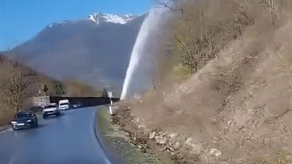 Մ-6‚ Վանաձոր-Ալավերդի-ՀՀ պետական սահման միջպետական ճանապարհի 23-րդ կմ-ում տեղի է ունեցել ջրատար խողովակի վթար - Sputnik Արմենիա