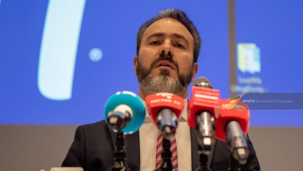 Адвокат Тигран Егорян во время пресс-конференции по делу экс-министра экономики Вагана Керобяна (17 апреля 2024). Еревaн - Sputnik Армения
