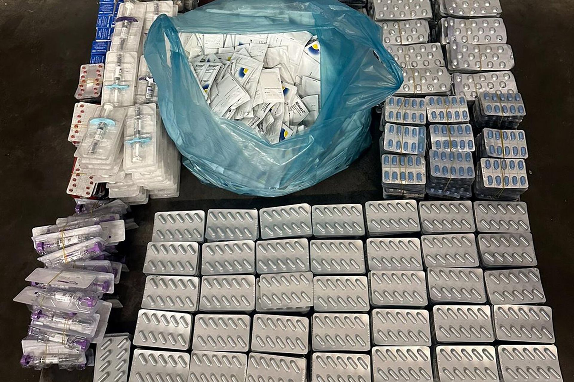 КГД обнаружил случай незаконной перевозки лекарств на Баграташенском таможенном пункте - Sputnik Армения, 1920, 17.04.2024