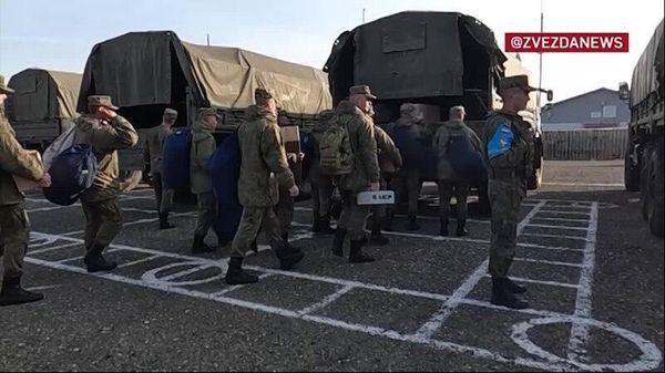 Кадры вывода российских миротворцев и их техники из Карабаха Кадры вывода российских миротворцев и их техники из Карабаха - Sputnik Армения