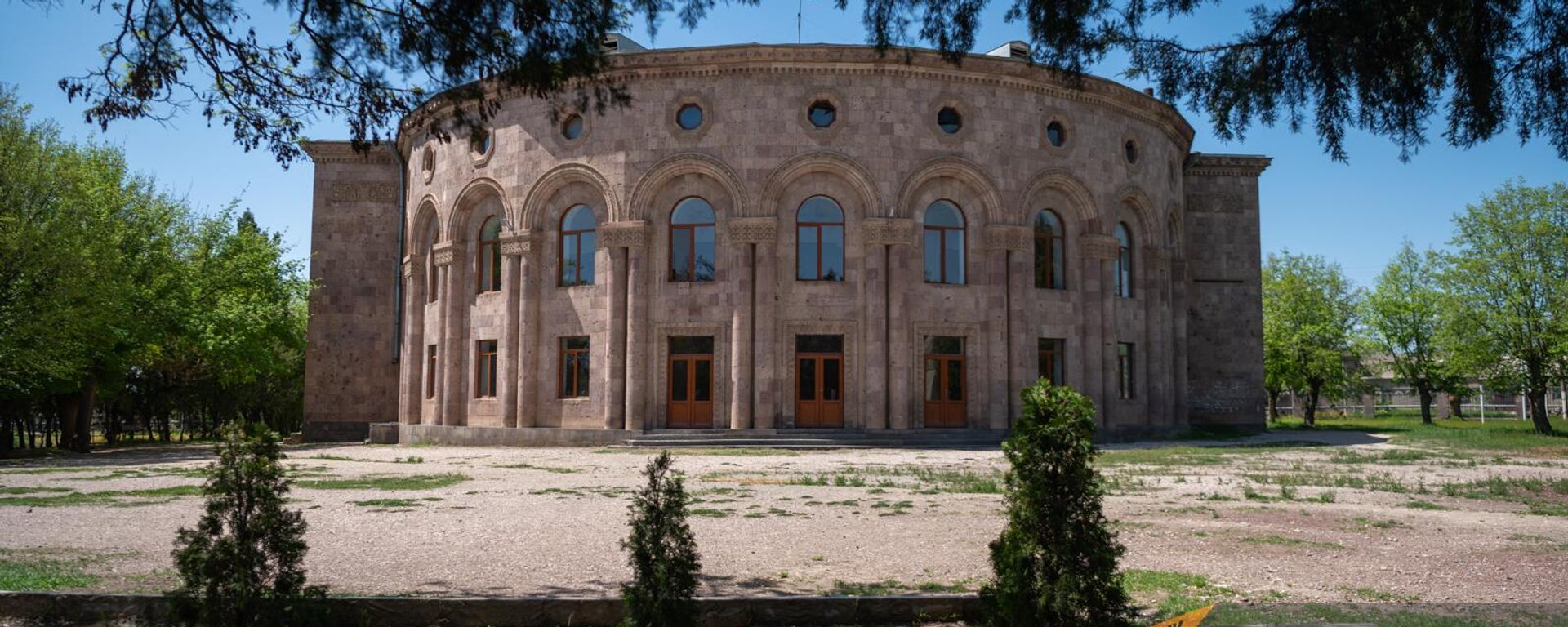 Здание-близнец ереванского оперного театра - Дом культуры в селе Верин Арташат Араратской области Здание-близнец ереванского оперного театра - Дом культуры в селе Верин Арташат Араратской области - Sputnik Армения, 1920, 21.04.2024