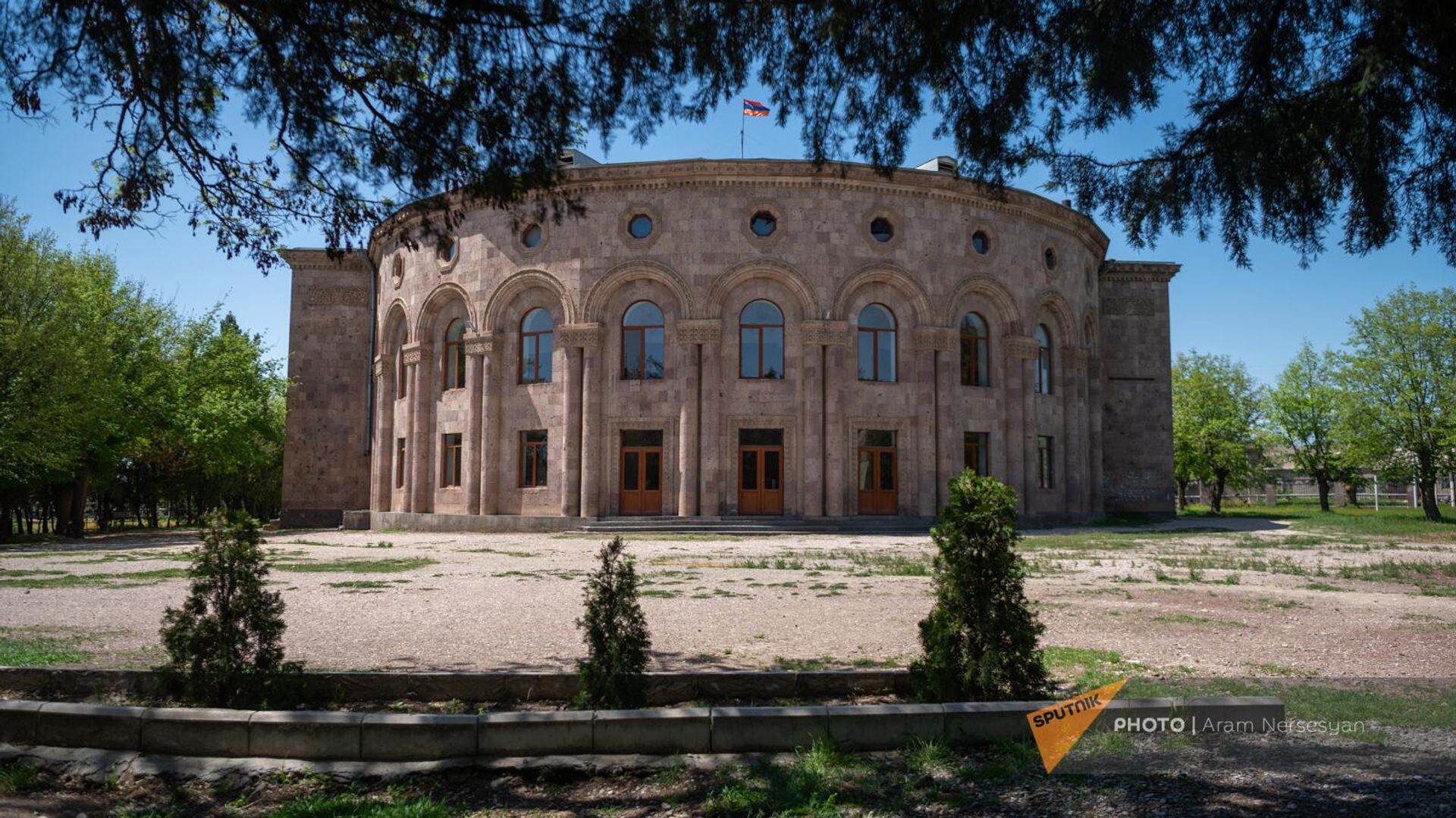 Здание-близнец ереванского оперного театра - Дом культуры в селе Верин Арташат Араратской области Здание-близнец ереванского оперного театра - Дом культуры в селе Верин Арташат Араратской области - Sputnik Армения, 1920, 21.04.2024