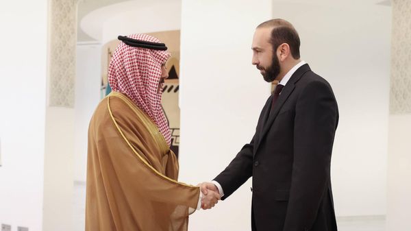 Встреча министров иностранных дел Армении и Саудовской Аравии Арарата Мирзояна и принца Фейсала бен Фархана Аль Сауда (17 апреля 2024). Доха - Sputnik Армения