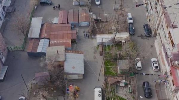  Բագրատունյաց և Արտաշիսյան փողոցների միջանկյալ բակում սկսվել են 22 ավտոտնակների ապամոնտաժմա և բարեկարգման աշխատանքները։ - Sputnik Արմենիա