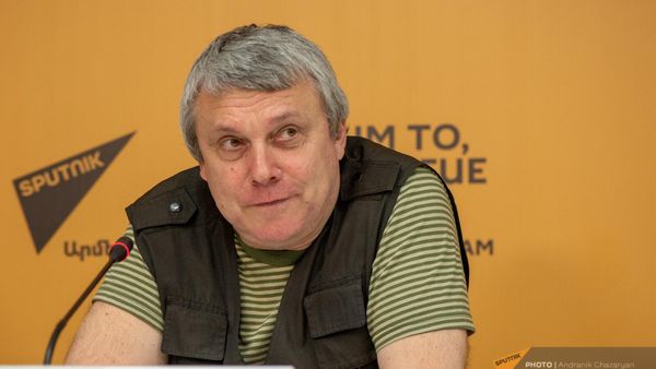 Александр Кадников во время пресс-конференции в преддверии выставки Люди Крыма ДО и ПОСЛЕ (18 апреля 2024). Еревaн - Sputnik Армения