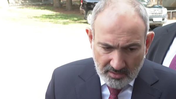 Премьер-министр Никол Пашинян  общается с прессой о договоренности по первому этапу делимитации (20 апреля 2024). Степанаван - Sputnik Армения