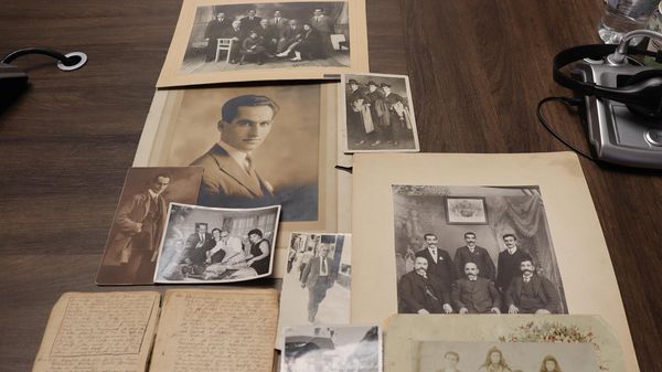 Внучки двоюродного брата Согомона Тейлеряна, Самвела - Арпи Осканян и Ануш Осканян-Оганян, передали Музею Геноцида армян свои семейные реликвии - уникальный дневник Согомона Тейлеряна и девять фотографий (20 апреля 2024). Еревaн - Sputnik Армения