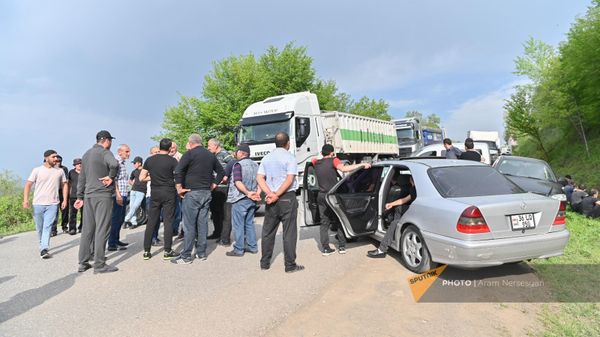 Часть жителей сел Киранц, Баганис и Воскепар пришли на закрытую встречу с губернатором Тавуша Айком Галумяном (20 апреля 2024). Тавуш - Sputnik Армения