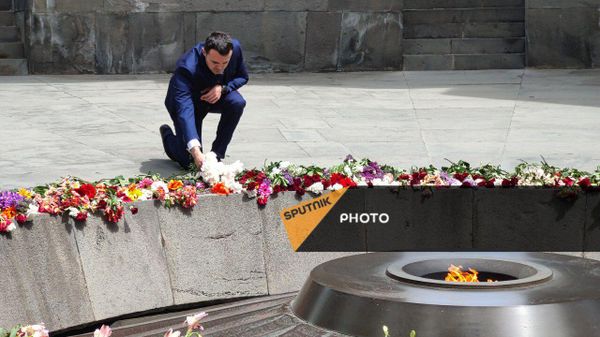 Космонавт-испытатель Арутюн Кивирян в Цицернакаберде - Sputnik Армения
