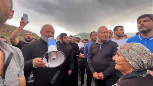 Կիրանցում լարված է․ Բագրատ սրբազանը փորձում է հանդարտեցնել մարդկանց - Sputnik Արմենիա