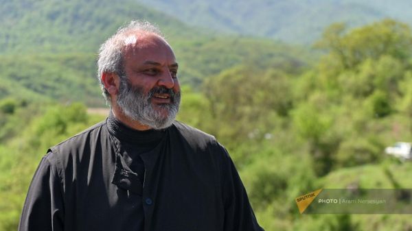 Епископ Баграт Галстанян среди активистов, блокировавших движение участка дороги Киранц-Воскепар (22 апреля 2024). Тавуш - Sputnik Армения