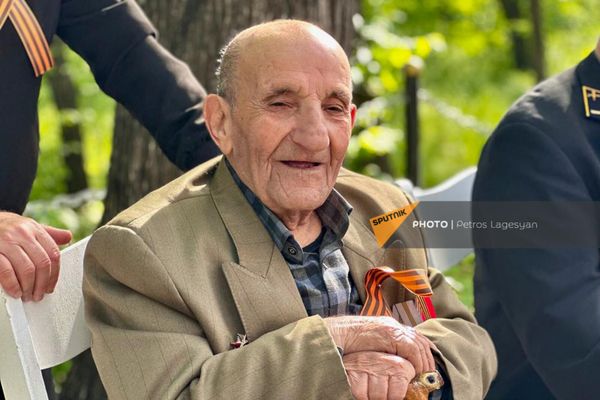 Ветеран ВОВ на международной акции Сад памяти в Парке Победы в память о павших на фронтах Великой Отечественной войны (22 апреля 2024). Еревaн - Sputnik Армения
