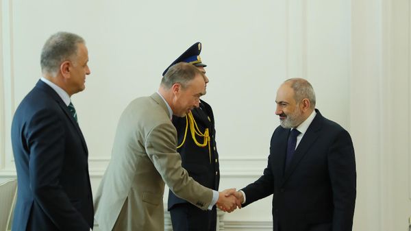 Премьер-министр Никол Пашинян принял специального представителя ЕС по Южному Кавказу и кризису в Грузии Тойво Клаара (22 апреля 2024). Еревaн - Sputnik Армения