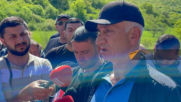 Староста села Воскепар Ишхан Агбалян на акции протеста против решения о сдаче Азербайджану территорий в рамках делимитации (22 апреля 2024). Тавуш - Sputnik Армения