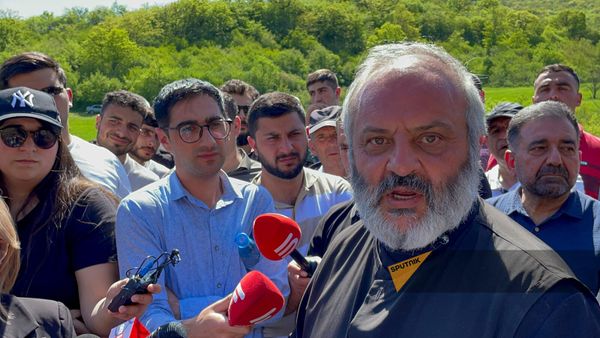 Архиепископ Баграт Галстанян на акции протеста против решения о сдаче Азербайджану территорий в рамках делимитации (22 апреля 2024). Тавуш - Sputnik Армения