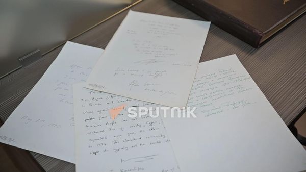 Համայն Ռուսիո պատրիարք Ալեքսի Երկրորդը առաջինն է եղել, որ գրառում է կատարել Հայոց ցեղասպանության թանգարան-ինստիտուտի պատվավոր հյուրերի գրքում - Sputnik Արմենիա