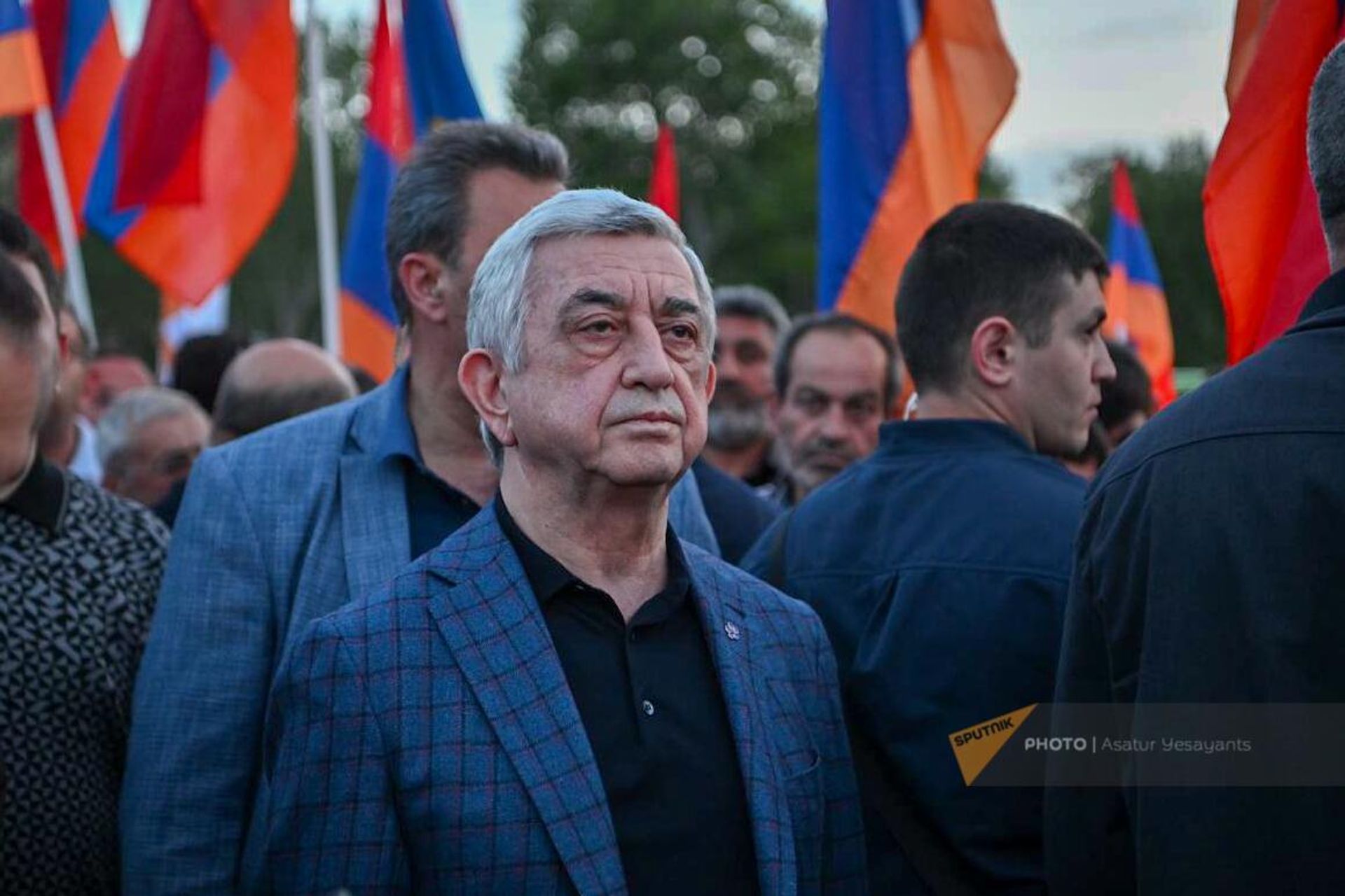 Серж Саргсян среди участников факельного шествия на площади Республики (23 апреля 2024). Еревaн Серж Саргсян среди участников факельного шествия на площади Республики (23 апреля 2024). Еревaн - Sputnik Армения, 1920, 23.04.2024