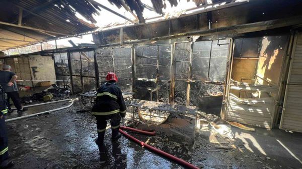 Сотрудники пожарной службы МВД РА на месте пожара на вещевом рынке Малатия (22 апреля 2024). Еревaн - Sputnik Армения