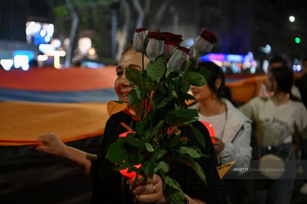 Традиционное факельное шествие к мемориальному комплексу Цицернакаберд (23 апреля 2024). Еревaн Традиционное факельное шествие к мемориальному комплексу Цицернакаберд (23 апреля 2024). Еревaн - Sputnik Армения