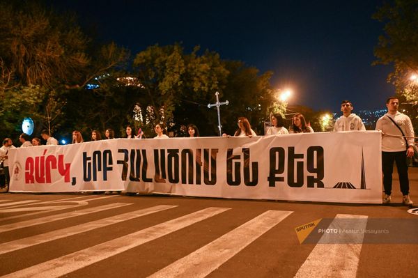Традиционное факельное шествие к мемориальному комплексу Цицернакаберд (23 апреля 2024). Еревaн Традиционное факельное шествие к мемориальному комплексу Цицернакаберд (23 апреля 2024). Еревaн - Sputnik Армения