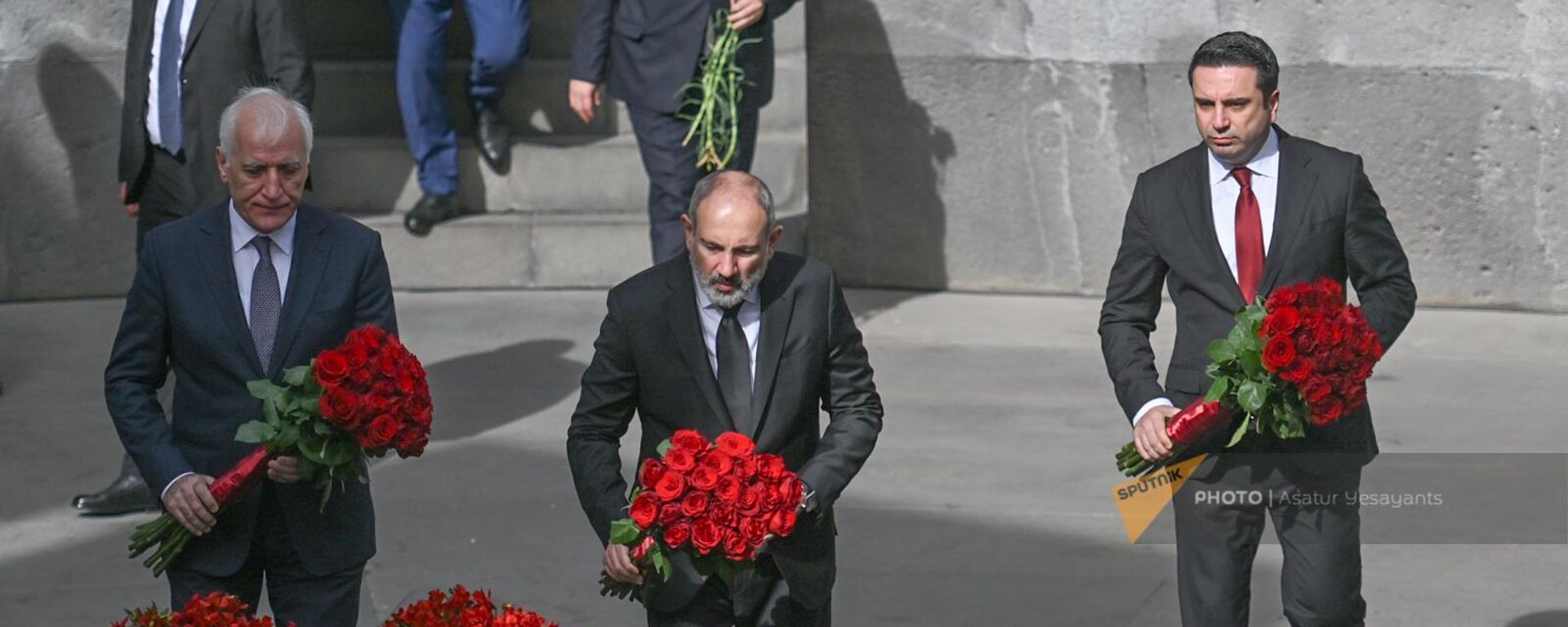 Премьер-министр Никол Пашинян, президент Ваагн Хачатурян и спикер НС Ален Симонян возложили цветы к Вечному огню в Мемориале геноцида армян Цицернакаберд (24 апреля 2024). Еревaн - Sputnik Армения, 1920, 24.04.2024