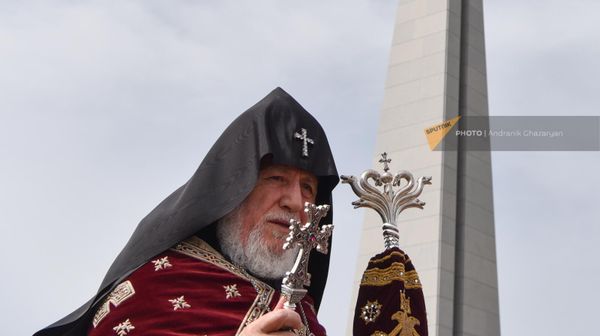Католикос Гарегин II совершил молебен в память о жертвах геноцида армян (24 апреля 2024). Еревaн - Sputnik Армения