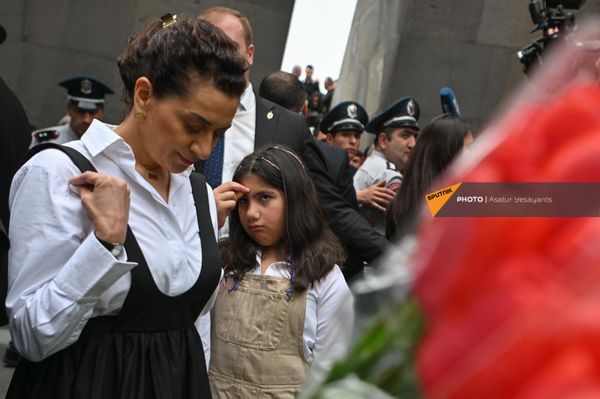 Анна Акопян с дочерью Арпи возложила цветы к Вечному огню в Мемориале геноцида армян Цицернакаберд (24 апреля 2024). Еревaн - Sputnik Армения