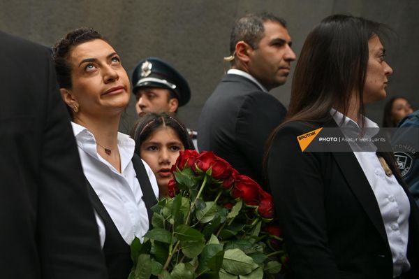Анна Акопян с дочерью Арпи возложила цветы к Вечному огню в Мемориале геноцида армян Цицернакаберд (24 апреля 2024). Еревaн - Sputnik Армения