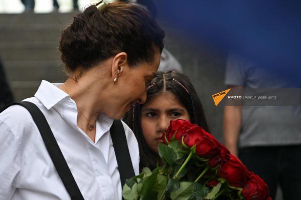 Анна Акопян с дочерью Арпи возложила цветы к Вечному огню в Мемориале геноцида армян Цицернакаберд (24 апреля 2024). Еревaн - Sputnik Армения