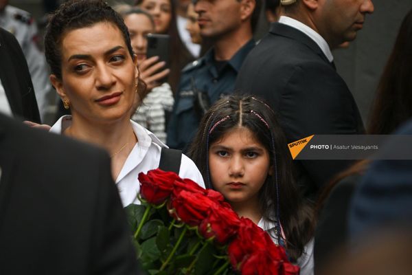 Анна Акопян с дочерью Арпи возложила цветы к Вечному огню в Мемориале геноцида армян Цицернакаберд (24 апреля 2024). Еревaн - Sputnik Армения