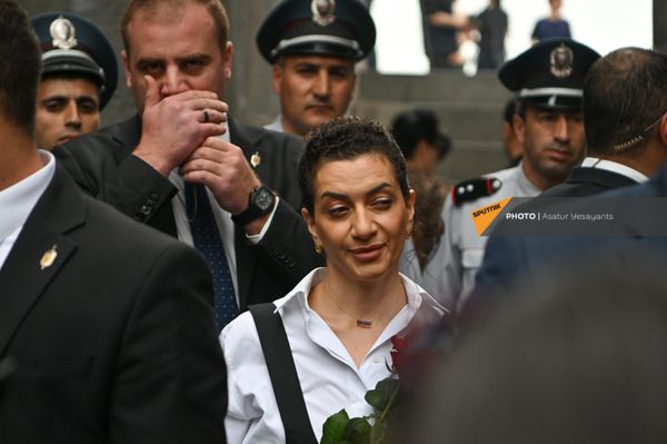 Анна Акопян с дочерью Арпи возложила цветы к Вечному огню в Мемориале геноцида армян Цицернакаберд (24 апреля 2024). Еревaн - Sputnik Армения