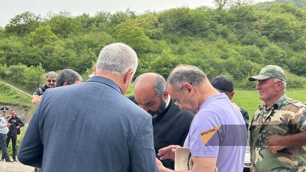 Сейран Оганян рассматривает карты с заблокировавшими дорогу села Киранц (24 апреля 2024). Тавуш - Sputnik Армения