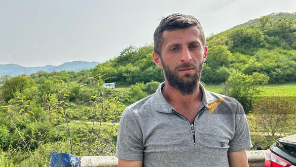 Член общественного совета села Ачаркут Карен Казарян среди заблокировавших дорогу села Киранц (24 апреля 2024). Тавуш - Sputnik Армения