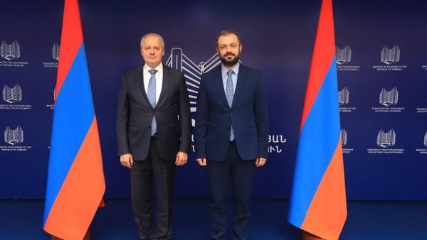 Министр экономики Геворк Папоян принял Чрезвычайного и Полномочного Посла РФ Сергея Копыркина (25 апреля 2024). Еревaн - Sputnik Армения