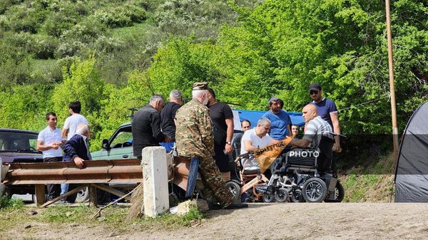 Граждане на перекрытом участке дороги Киранц - Ачаркут (26 апреля 2024). Тавуш - Sputnik Армения