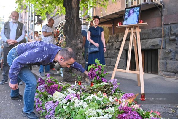 Граждане приносят цветы к месту гибели Соны Мнацаканян на перекрестке улиц Лео - Пароняна (26 апреля 2024). Еревaн - Sputnik Армения
