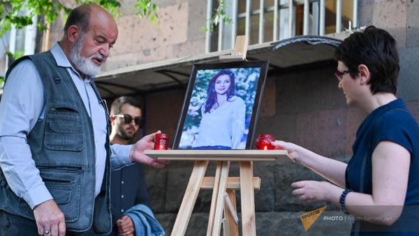 Граждане приносят цветы к месту гибели Соны Мнацаканян на перекрестке улиц Лео - Пароняна (26 апреля 2024). Еревaн - Sputnik Армения