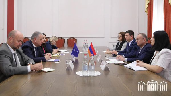 Руководитель фракции Айастан Сейран Оганян и секретарь фракции Честь имею Тигран Абраамян встретились с руководителем миссии ЕС в Армении, послом Василисем Марагосом (26 апреля 2024). Еревaн - Sputnik Армения