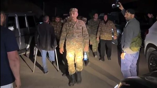 Солдаты-контрактники присоединяются к заблокировавшим дорогу жителям Киранца (26 апреля 2024). Тавуш - Sputnik Армения