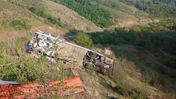 В результате ДТП автобус съехал с трассы и скатился в долину возле села Верин Хотанан (27 апреля 2024). Сюник - Sputnik Армения