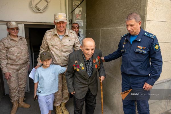 Ветеран ВОВ Володя Гспоян принимает поздравления от командира 102-й базы Алексея Яковенко по случаю праздника 9 мая - Sputnik Армения