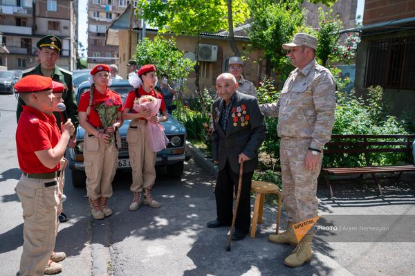 Ветеран ВОВ Володя Гспоян принимает поздравления от командира 102-й базы Алексея Яковенко по случаю праздника 9 мая - Sputnik Армения
