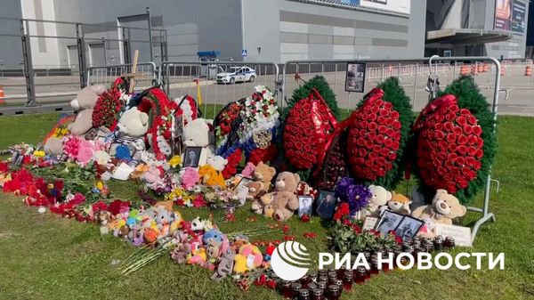 Мемориал у Крокуса на сороковой день после трагедии - Sputnik Армения
