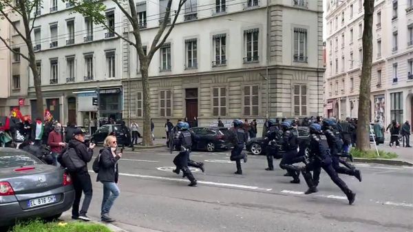 Столкновение полицейских с участниками первомайской демонстрации в Лионе - Sputnik Армения