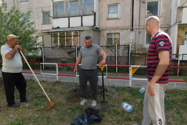Командование 102-ой российской военной базы совместно с городскими властями провели субботник в связи праздником 1 мая (1 мая 2024). Гюмри - Sputnik Армения