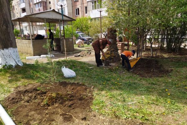 Командование 102-ой российской военной базы совместно с городскими властями провели субботник в связи праздником 1 мая (1 мая 2024). Гюмри - Sputnik Армения