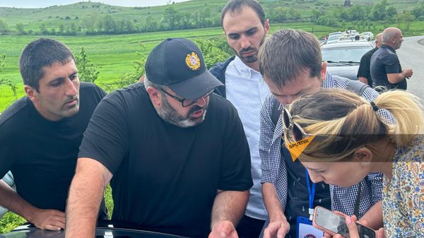 Депутат Гарник Даниелян показывает карту села Киранц корреспонденту Sputnik Армения Давиду Галстяну на акции в знак протеста против решения о сдаче Азербайджану территорий в рамках делимитации (2 мая 2024). Тавуш - Sputnik Армения
