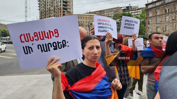 Активисты Айакве проводят акцию протеста перед зданием МВД (2 мая 2024). Еревaн - Sputnik Армения