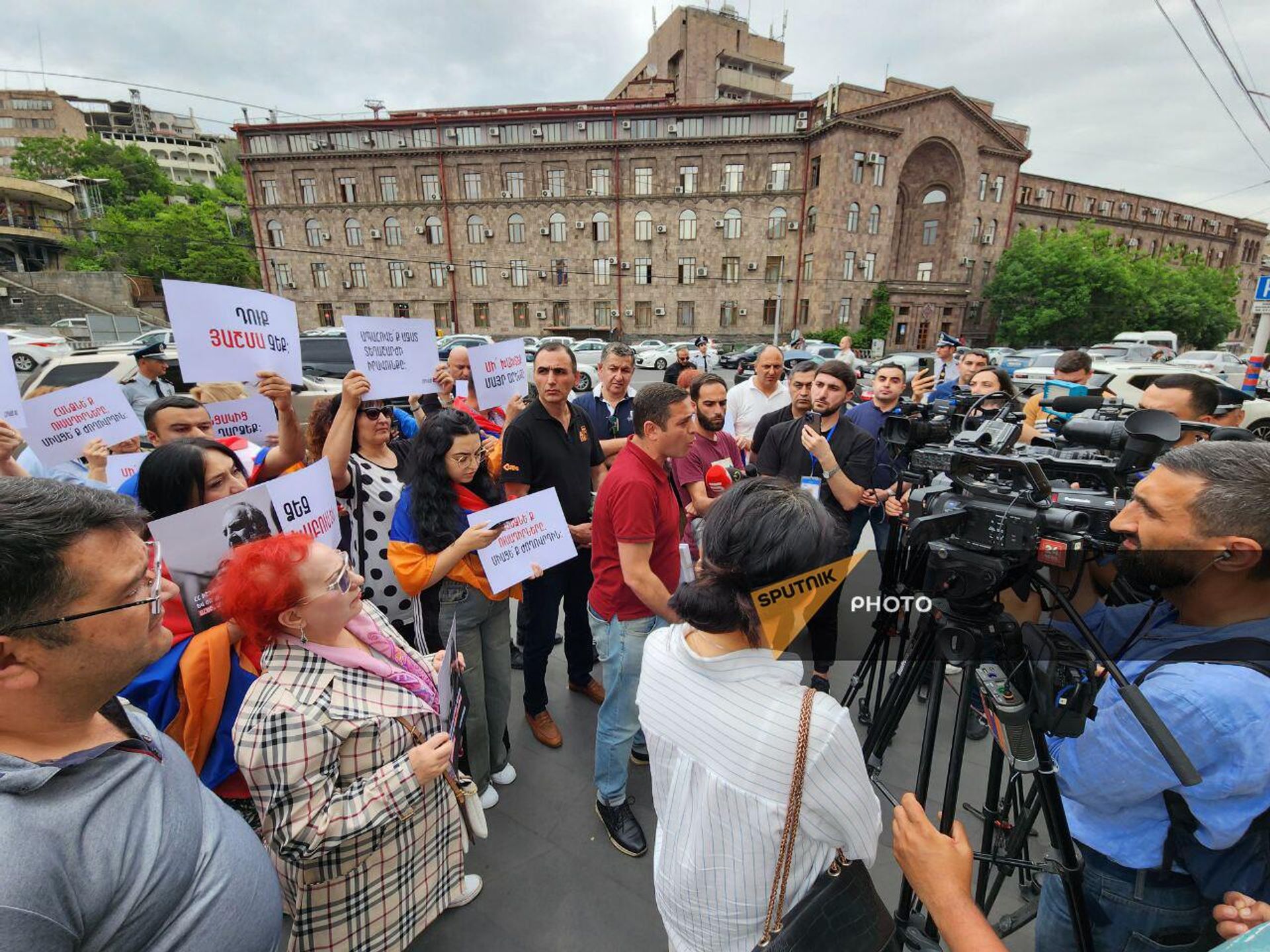 Активисты Айакве проводят акцию протеста перед зданием МВД (2 мая 2024). Еревaн - Sputnik Армения, 1920, 02.05.2024