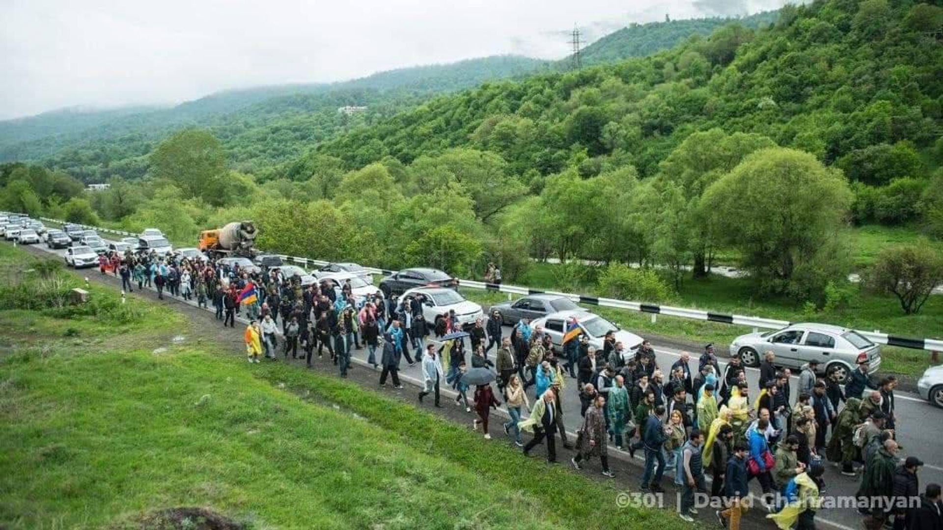 Епископ Баграт Галстанян возглавляет шествие на дороге в Дилижан (5 мая 2024). Тавуш - Sputnik Армения, 1920, 05.05.2024